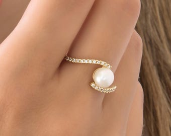 Anillo ondulado de oro macizo de 14k: Perla de agua dulce, detalles de circonita cúbica.