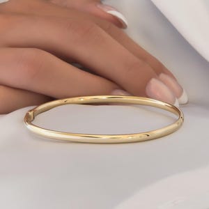 Bracelet ovale classique en or avec charnière en or 14 carats, jonc dôme en or sur mesure, jonc délicat en forme de D à fermoir empilable en or, bijoux minimalistes