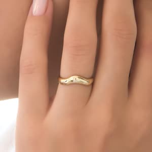 Wellenring aus 14-karätigem Massivgold: Moderner Kontur-Stapelring