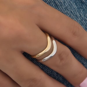 Solider Wellenförmiger Goldring: Handgemachtes Minimalistisches Stapelband aus Gelb- und Weißgold 14k