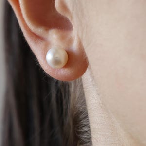 Solid Gold Pearl Earrings, 14k Freshwater Pearl Stud Earrings, Round White Pearl Jewelry, Gold Minimalist Pearl Posts, 14k Bridal Earrings