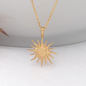 14k massief gouden Celestial Sun-bedel: matte sunburst-hanger