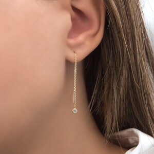 Pendientes colgantes de oro macizo con diamantes: delicada cadena de piedras preciosas con colgante de barra.