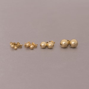 Pendientes de botón de bola de oro amarillo macizo de 14k: Pendientes minimalistas con forma de burbuja y segundo o tercer agujero.