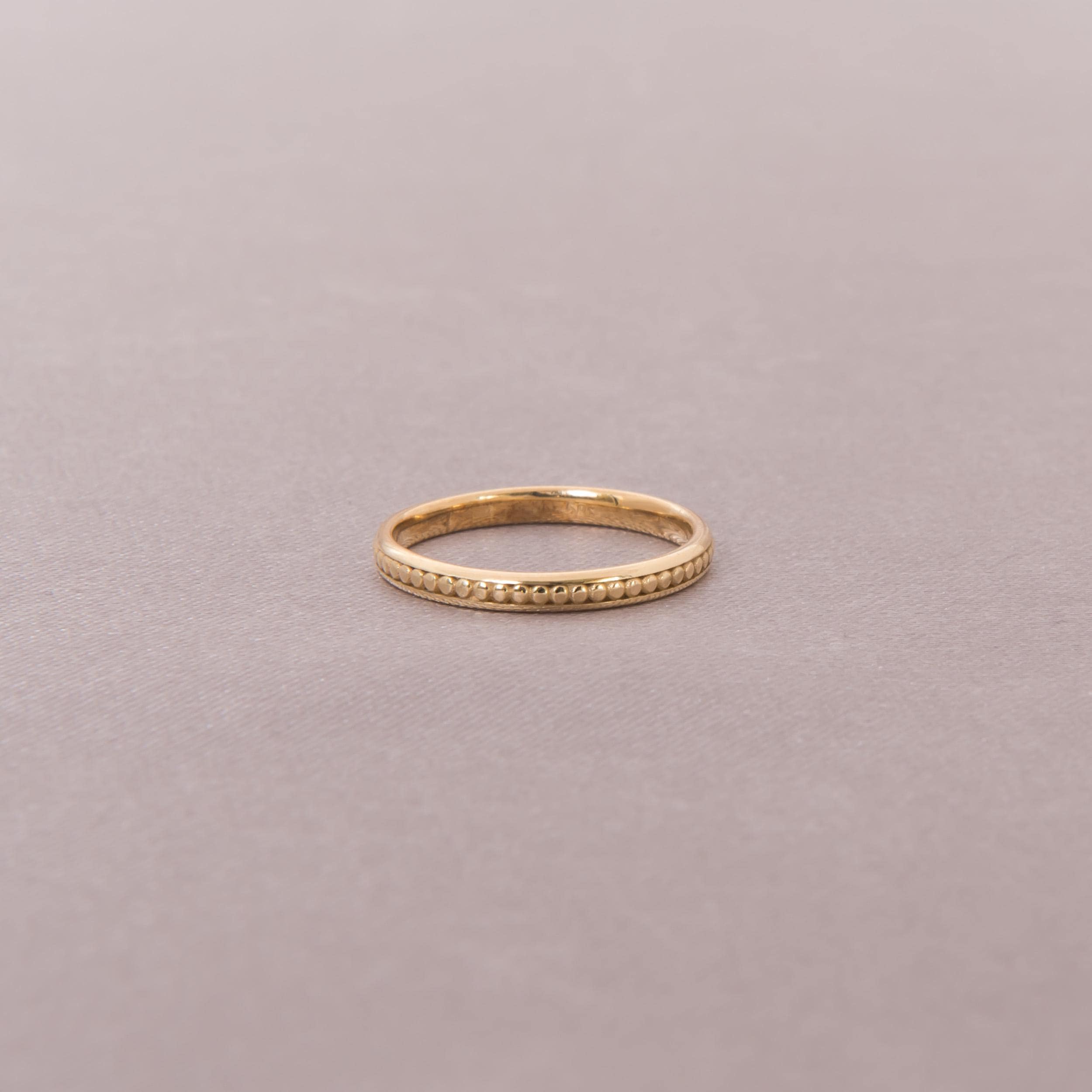 14金ビーズ付き結婚指輪：ソリッドゴールドのミルグレイン加工が施され
