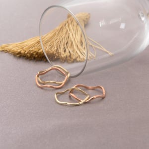 Anillo de oro macizo de 18 k con ondas: delicado anillo apilable en zigzag imagen 7