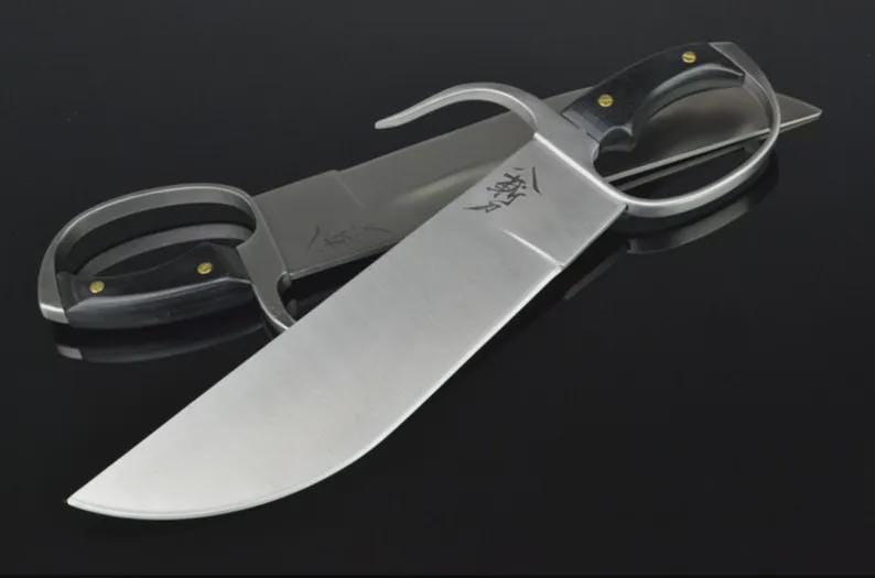 Pu&ograve; includere: Due spade a farfalla argentate con manici neri e lame ricurve. I manici sono fissati con rivetti color oro. Le lame hanno una leggera curva e un carattere cinese &egrave; inciso sulla lama.