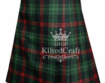 Könnte beinhalten: Ein grüner und schwarzer Schottenrock mit roten Akzenten. Der Kilt hat einen Ledergürtel mit einer silbernen Schnalle. Der Text "SHOP KiltedCraft" ist auf dem Kilt zu sehen.