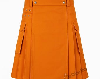 Könnte beinhalten: Ein rostfarbener Kilt mit zwei großen Cargo-Taschen an den Seiten und einem Schnallen-Detail auf der Vorderseite.