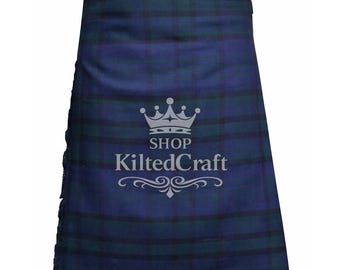 Könnte beinhalten: Ein blau-grüner Schottenrock mit dem Text "SHOP KiltedCraft". Der Rock zeigt ein traditionelles Tartanmuster. Der Rock hat einen Fransenrand auf der linken Seite.