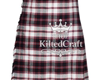 Könnte beinhalten: Ein Kilt in einem schwarz-weiß-roten Karomuster. Der Kilt hat einen Fransenrand und der Text "SHOP KiltedCraft" ist auf der Vorderseite abgebildet.