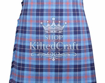 Könnte beinhalten: Ein blau-rot karierter Kilt mit dem Text "SHOP KiltedCraft" und einem Kronenlogo. Der Kilt hat ein traditionelles Design mit Fransen und einem klassischen Tartanmuster. Der Kilt ist aus einem gewebten Stoff gefertigt.