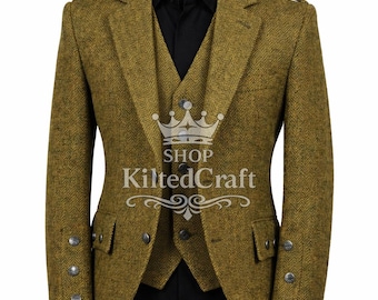 Könnte beinhalten: Ein dreiteiliger olivgrüner Tweed-Anzug, bestehend aus Jacke und Weste, auf einer Schaufensterpuppe präsentiert. Die Jacke hat silberne Knöpfe und Schulterklappen. Die Weste hat einen V-Ausschnitt und passende Knöpfe. Der Text "SHOP KiltedCraft" ist sichtbar.
