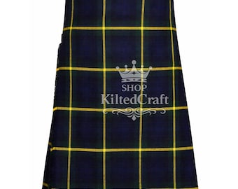 Könnte beinhalten: Ein marineblauer Kilt mit gelb-grünem Karomuster. Der Kilt hat ein traditionelles Design mit Falten und Fransen. Der Text "SHOP KiltedCraft" ist auf dem Kilt zu sehen.