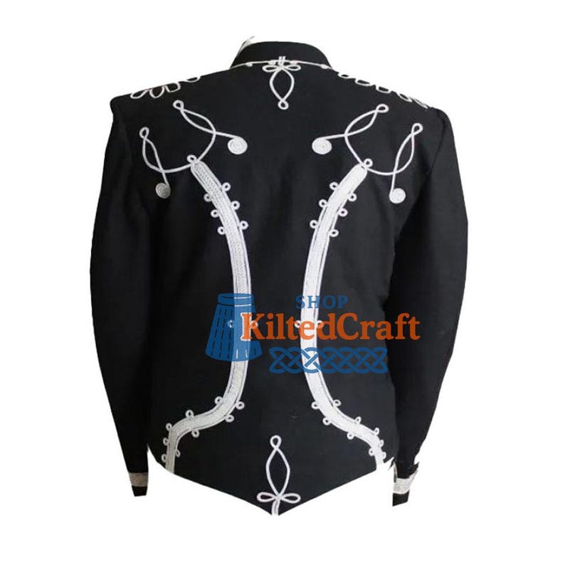 K&ouml;nnte beinhalten: Schwarze Jacke mit wei&szlig;en Stickereien. Die R&uuml;ckseite der Jacke weist aufwendige wei&szlig;e Stickereien in einem symmetrischen Design auf. Sie hat einen hohen Kragen und lange &Auml;rmel. Der Text "Shop KiltedCraft" ist sichtbar.