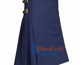 Könnte beinhalten: Ein marineblauer Kilt mit Falten und Lederschnallen. Der Kilt hat ein Wickeldesign und besteht aus einem einfarbigen, dunkelblauen Stoff. Der Kilt hat ein traditionelles schottisches Design.