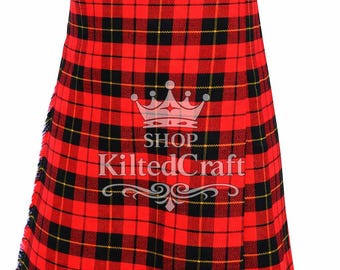 Könnte beinhalten: Ein rot-schwarz karierter Kilt mit Schnallenverschluss. Der Kilt hat ein traditionelles Tartanmuster mit schwarzen und gelben Akzenten. Der Text "SHOP KiltedCraft" ist auf der Vorderseite zu sehen.