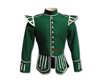 Könnte beinhalten: Eine dunkelgrüne Militärjacke mit weißen Verzierungen und silbernen Knöpfen. Die Jacke hat einen hohen Kragen, Schulterklappen und dekorative Taschen. Die Ärmel haben weiße Manschetten. Geeignet für historische Reenactments.