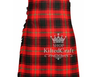 Könnte beinhalten: Ein traditioneller schottischer Kilt in einem leuchtenden rot-schwarzen Tartanmuster. Der Kilt hat ein plissiertes Design und Fransen an der Seite. Das Shop KiltedCraft-Logo ist auf der Vorderseite zu sehen.