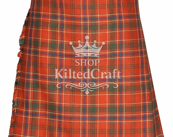 Könnte beinhalten: Ein traditioneller Kilt in einem rot, grün, blau und gelb karierten Muster. Der Kilt hat einen Fransenrand und einen Schnallenverschluss. Der Text "SHOP KiltedCraft" ist auf der Vorderseite zu sehen.