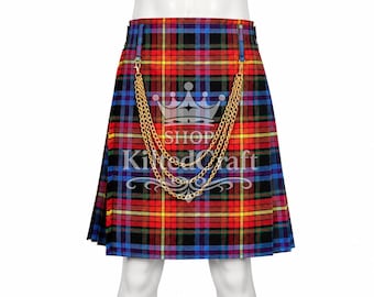 Könnte beinhalten: Ein plissierter Kilt mit einem lebendigen Karomuster in Rot, Blau, Gelb und Schwarz. Das Kleidungsstück ist mit einer dekorativen, goldfarbenen Metallkette verziert, die über die Vorderseite drapiert ist. Der Text SHOP KiltedCraft liegt mittig.