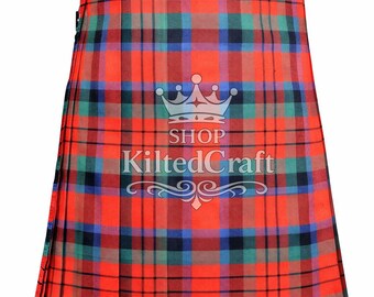 Könnte beinhalten: Ein traditioneller Kilt in einem lebendigen rot, grün, blau und schwarz karierten Muster. Der Kilt hat Falten und verstellbare Riemen. Der Text "SHOP KiltedCraft" ist auf der Vorderseite zu sehen.