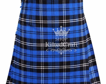 Könnte beinhalten: Blau-schwarz karierter Kilt mit weißen Akzenten. Der Kilt hat ein traditionelles Design mit einem Fransenrand und einem Schnallenverschluss. Der Text "SHOP KiltedCraft" ist sichtbar.