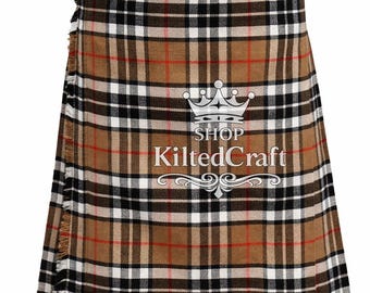 Könnte beinhalten: Ein karierter Kilt in Braun-, Schwarz-, Weiß- und Rottönen mit Fransen am Saum. Der Kilt trägt den Text "SHOP KiltedCraft". Dieses traditionelle Kleidungsstück ist ein Klassiker der schottischen Mode.