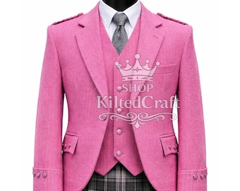 Könnte beinhalten: Ein pinkfarbenes Tweed-Jacken-, Weste- und Kilt-Outfit. Die Jacke hat einen Zwei-Knopf-Verschluss, eine fallendes Revers und dekorative Knöpfe an den Manschetten. Die Weste hat einen Drei-Knopf-Verschluss. Der Kilt ist ein grau-schwarz kariertes Muster. Der Text "SHOP KiltedCraft" ist sichtbar.