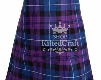 Könnte beinhalten: Ein Schottenrock in Lila und Blau mit einem schwarzen Ledergürtel und einer Schnalle. Der Rock hat ein klassisches Karomuster. Der Text "SHOP KiltedCraft" ist auf dem Rock zu sehen.