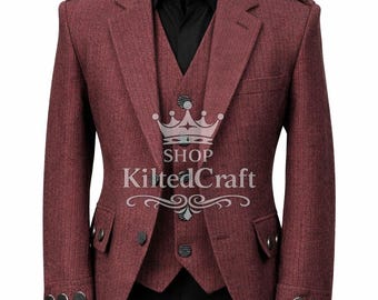 Könnte beinhalten: Ein bordeauxfarbenes Tweed-Kilt-Jacken-, Weste- und Hemden-Ensemble. Die Jacke hat Schulterklappen, Pattentaschen und dekorative Knöpfe. Die Weste hat ein fallendes Revers und einen Knopfverschluss. Das Hemd ist schwarz. Der Text "SHOP KiltedCraft" ist sichtbar.