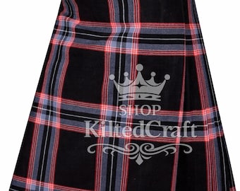 Könnte beinhalten: Schwarzer Kilt mit rotem, blauem und weißem Karomuster. Der Kilt hat einen Schnallenverschluss und den Text "Shop KiltedCraft". Dieses traditionelle Kleidungsstück eignet sich für formelle Anlässe oder den Alltag.