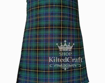 Könnte beinhalten: Ein grüner, blauer und schwarzer Schottenkilt mit einem Karomuster. Der Kilt hat ein plissiertes Design und zeigt ein Shop KiltedCraft-Logo.