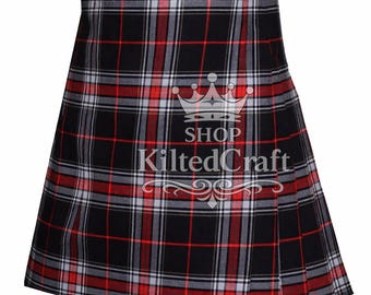Könnte beinhalten: Ein schwarz-rot-weiß karierter Kilt mit Schnallenverschluss. Der Kilt hat ein traditionelles Tartanmuster und den Text "SHOP KiltedCraft". Ein klassisches Kleidungsstück.