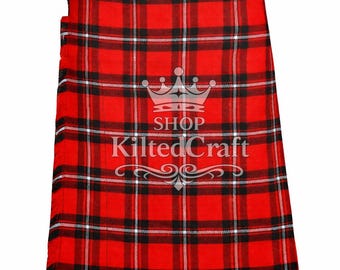 Könnte beinhalten: Ein roter Kilt mit schwarzem und weißem Karomuster. Der Kilt ist aus einem gewebten Stoff gefertigt und weist ein traditionelles Design auf. Das Bild enthält den Text "SHOP Kilted Craft" in einer dekorativen Schriftart.
