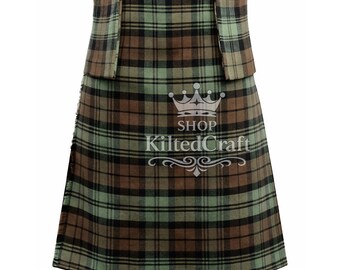 Könnte beinhalten: Ein traditioneller Kilt in einem grünen, braunen und schwarzen Karomuster. Der Kilt hat ein Wickeldesign mit Schnallenverschluss und eine passende Schürze. Das Bild enthält den Text "SHOP KiltedCraft".
