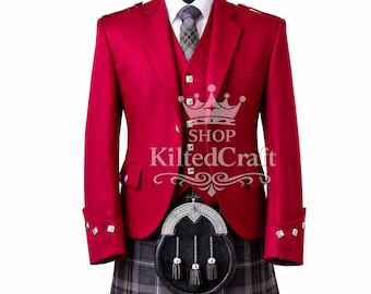 Könnte beinhalten: Ein roter Kiltanzug auf einer Schaufensterpuppe. Der Anzug besteht aus einer roten Jacke, einer Weste und einem grauen Schottenkaro-Kilt. Die Jacke hat dekorative Knöpfe und Manschettendetails. Ein schwarzer Sporran hängt am Kilt. Der Text "SHOP KiltedCraft" ist sichtbar.