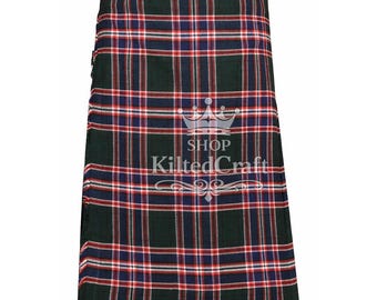 Könnte beinhalten: Ein traditioneller Kilt in einem grün, rot, weiß und blau karierten Muster. Der Kilt hat ein klassisches Design mit Falten und einem Wickelstil. Das Bild enthält den Text "SHOP KiltedCraft".