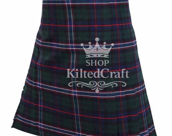 Könnte beinhalten: Ein grüner, blauer und roter karierter Kilt mit einem schwarzen Ledergürtel. Der Kilt hat ein plissiertes Design und den Text "SHOP KiltedCraft".