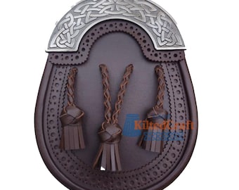 Può includere: Un sporran in pelle marrone con un cantle argentato con nodi celtici decorativi. Lo sporran presenta tre nappe in pelle marrone e un design traforato sui bordi. Un accessorio scozzese tradizionale.