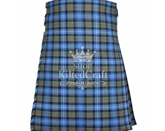 Könnte beinhalten: Ein blau, grün, rot und schwarz karierter Kilt. Der Kilt weist ein sich wiederholendes Muster aus sich kreuzenden Linien und den Text "SHOP KiltedCraft" auf. Der Kilt ist ein traditionelles Kleidungsstück, das oft zu formellen Anlässen oder kulturellen Veranstaltungen getragen wird.