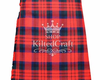 Könnte beinhalten: Ein rot-blau karierter Kilt mit Fransen. Der Kilt hat ein sich wiederholendes Muster aus roten Quadraten mit marineblauen und grünen Akzenten. Der Text "SHOP KiltedCraft" ist auf dem Kilt abgebildet.