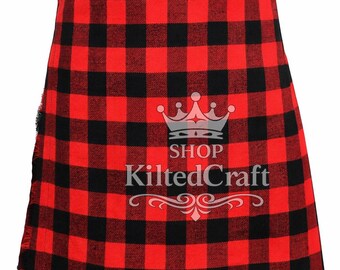 Könnte beinhalten: Ein rot-schwarz karierter Kilt mit Fransen. Der Kilt hat ein auffälliges, symmetrisches Muster aus großen Quadraten. Der Text "SHOP KiltedCraft" wird in Weiß mit einer Krone darüber angezeigt.