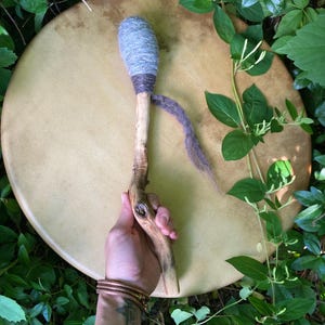 Baqueta de acacia - mazo de tambor - herramienta chamánica - instrumento de percusión - mazo
