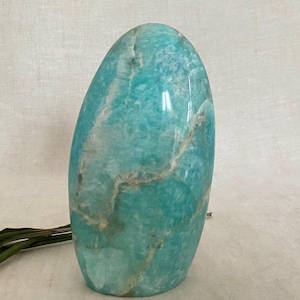 Escultura de amazonita de forma irregular: objeto decorativo natural pulido.