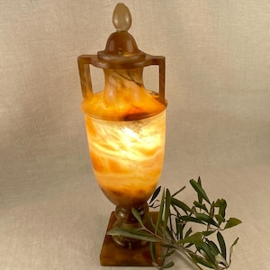 Italienische Vintage Alabaster Urne Tischlampe, Mitte-20er Jahre Hand geschnitzte Stein Lampe, 1940er Jahre, Honig Bernstein Alabaster Beleuchtung, neoklassizistisches Dekor