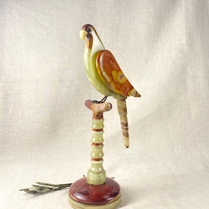 Gran escultura de loro en ónix jaspeado, tallada a mano en piedra italiana de mediados de siglo. Estatua de ave, objeto decorativo.