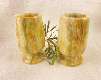 Par de imponentes portavelas italianos vintage de ónix: recipientes de ónix multicolor color crema tallados a mano, decoración de piedra de estilo brutalista.