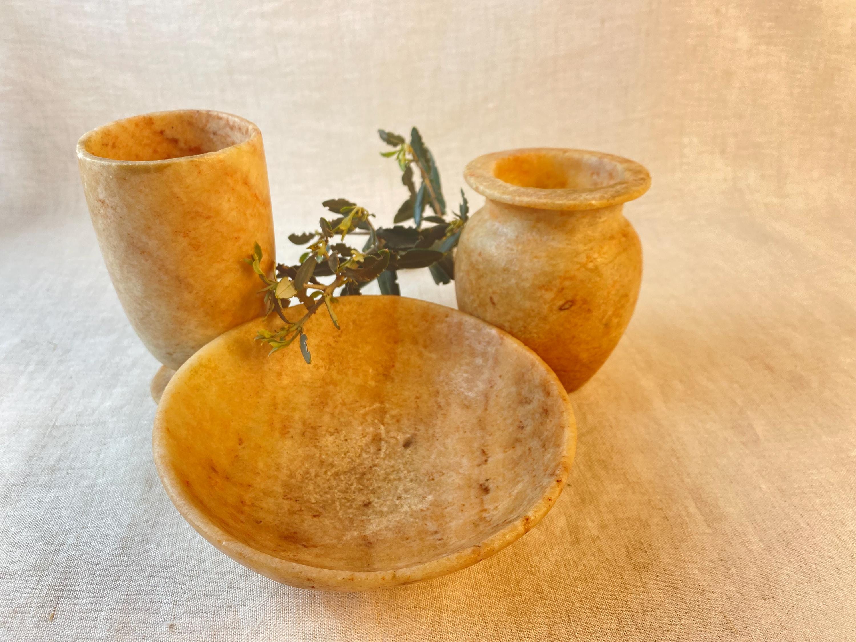 Vase à l'Antique en albâtre sculpté , époque seconde moitié