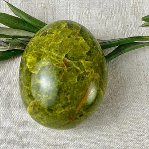 Fermacarte decorativo in pietra di opale verde lucida, formato palmare, pietra naturale.